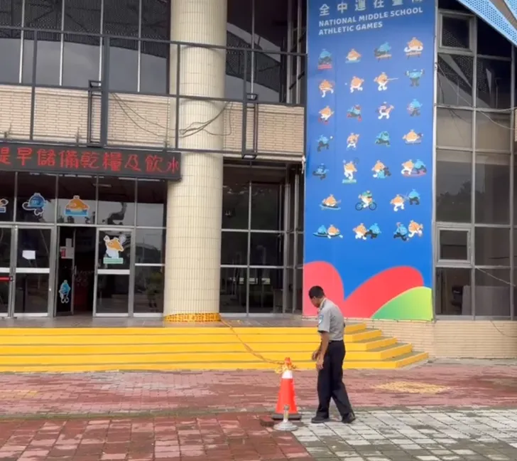 目前台南市體育局已加強封閉待修繕的場館，預計颱風警報解除後可開放操場區域。（圖／中天新聞）
