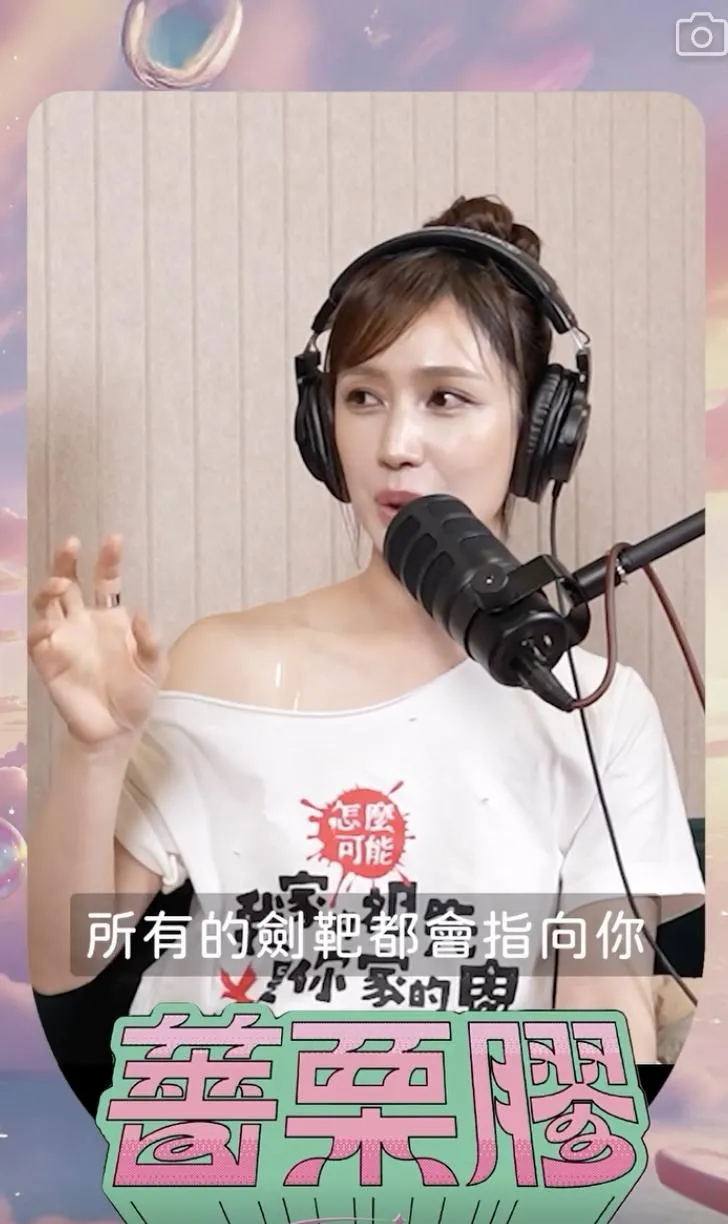 小薰近期在節目中揭露過去曾遭「黑澀會美眉」們冷暴力排擠。（圖／翻攝threads chialing_maze）