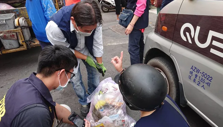 加強破袋稽查，落實垃圾分類。（圖／高雄市環保局）