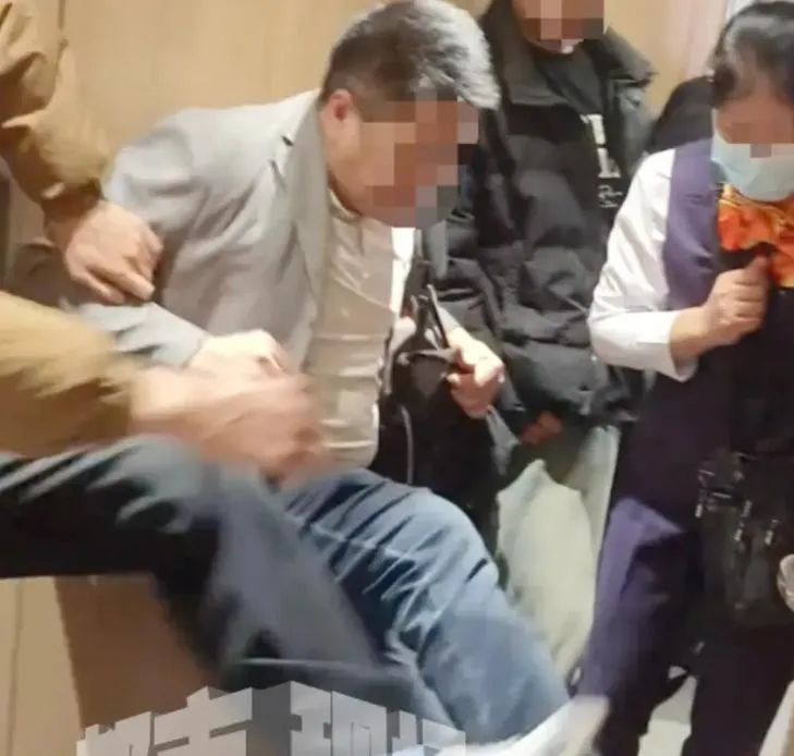 多名乘客一起踹門。（圖/翻攝新浪微博）