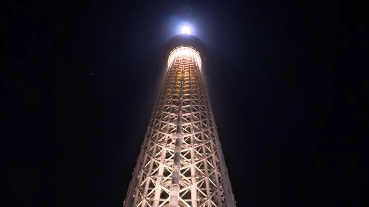 晴空塔電梯22日傳出故障意外。（圖／NNN）