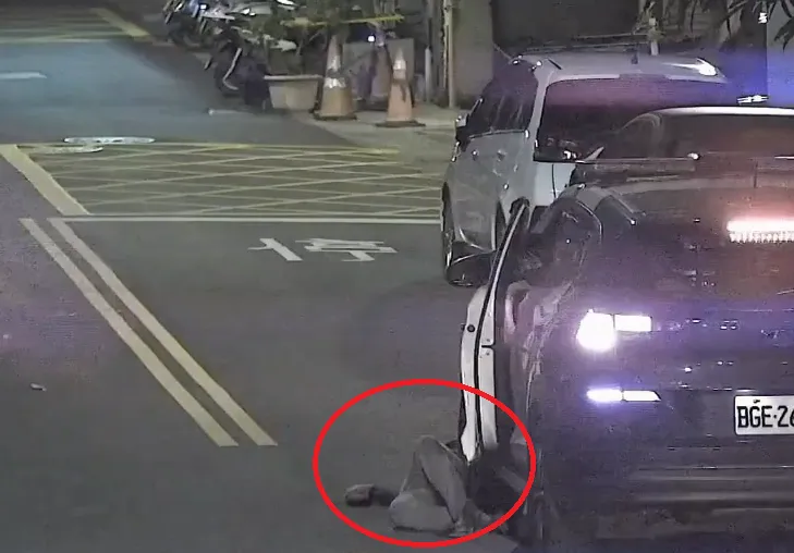 騎士「碰瓷」警車。（圖／警方提供）
