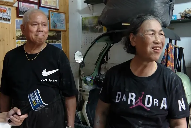 眾人紛紛為阿公加油打氣，阿嬤也在一旁暖心安慰。（圖／中天新聞）