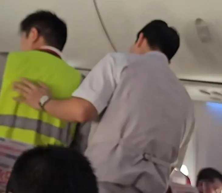 空服人員正努力安撫乘客。(圖/翻攝《網易》)