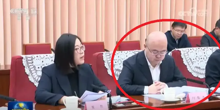 MiniMax創辦人閻俊杰（紅圈者）與會。（圖／翻攝《央視網》）