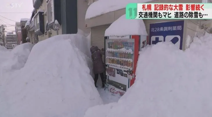 北海道罕見暴雪交通幾乎全面癱瘓。（圖／NNN）