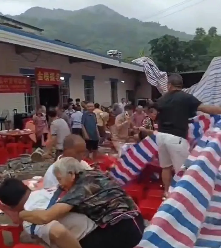 現場一片狼藉。(圖/翻攝微博)