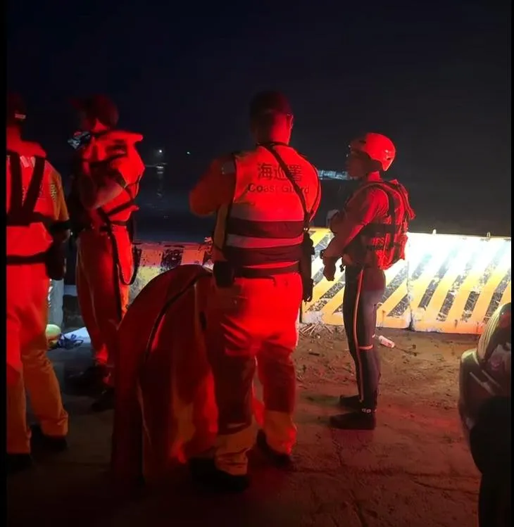 意外發生後仍有釣客持續垂釣，警消呼籲民眾務必留意海象變化。（圖／翻攝ying.chan_0406的Threads ，經授權使用）