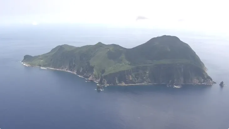 日本鹿兒島縣吐噶喇群島自6月21日起連續發生超過2000次震度1以上的有感地震。（圖／NNN）