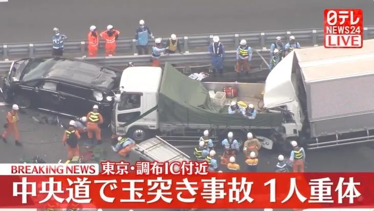 東京調布市中央高速公路發生連環車禍。（圖／NNN）
