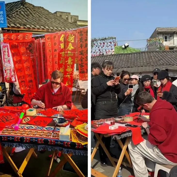 外國遊客在街頭體驗寫春聯。(圖/翻攝《觀察者網》)