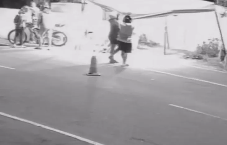 事故發生後，同行的兩台機車騎士及路人立即上前關心，並協助肇事騎士將機車扶起，以及將半倒的棚柱重新立起。（圖／Threads網友@wu__6622授權提供，下同）