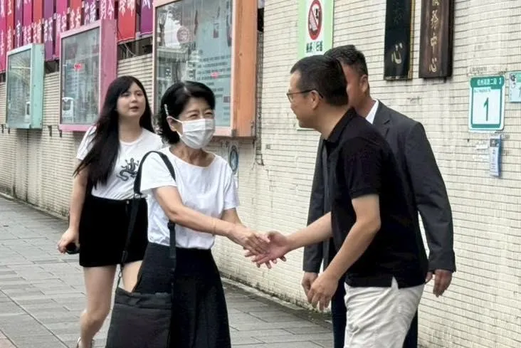 726罷免投票當天,羅智強陪同陳佩琪投票。(圖/翻攝羅智強臉書)