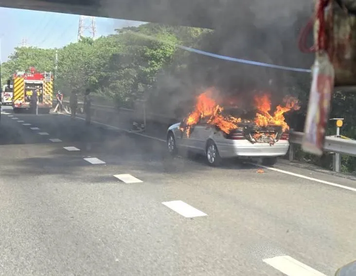 國1北上楠梓段火燒車。（圖／台南道路救援張家班群組）