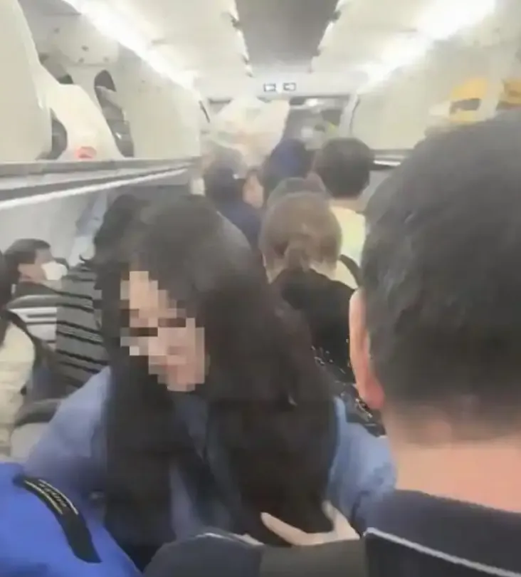 乘客收拾行李離開機艙。（圖／翻攝《新快報》）