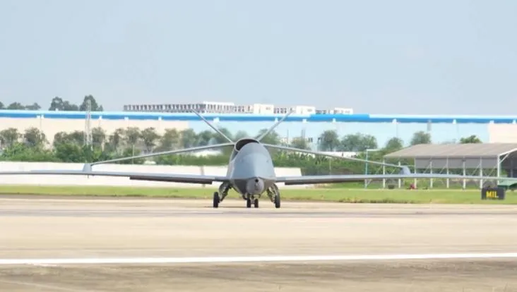 解放軍出動新型無人機赴黃岩島周邊執行海空偵察任務。(圖/央視)