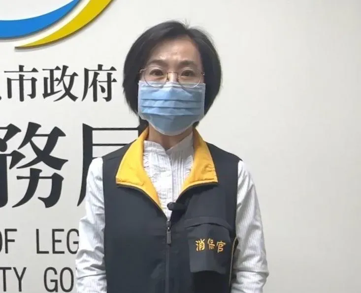 台北市法務局主任消保官楊麗萍12日回應「饗饗」業者賠償方案爭議。（圖／中天新聞）