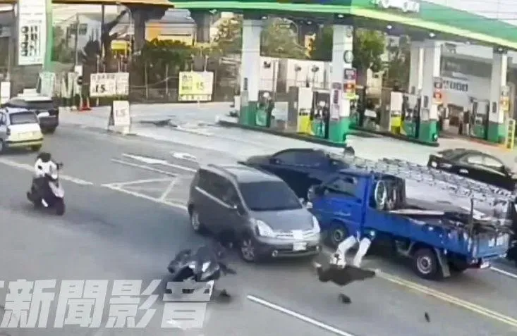 汽車從加油站駛出時，未禮讓直行的機車，導致兩車相撞。（圖／翻攝自社會事新聞影音）