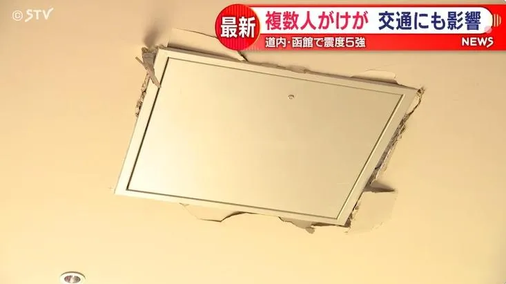 新千歲機場的航廈天花板因強震受損。（圖／NNN）