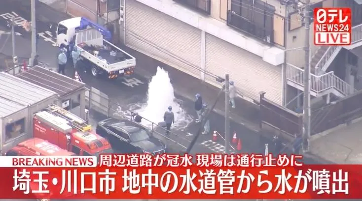 埼玉縣一處下水道疑似因施工失誤,大量自來水噴湧而出。(圖/NNN)