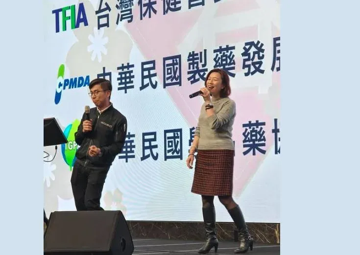 衛福部次長林靜儀被踢爆，在製藥公會的尾牙上與立委鍾佳濱嗨唱。（圖／凌濤臉書）