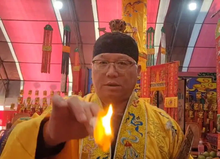 黃義智法師是Jack的老師,向其教授道家以火筆祈福的技術,「火筆」的火焰象徵道家三昧真火、純陽之氣。(圖/中天新聞)
