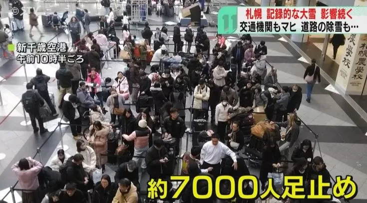 北海道罕見暴雪令7千名旅客被迫在機場內過夜。（圖／NNN）