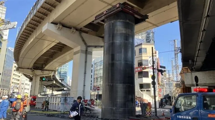 大阪梅田地區一處路面突然冒出18公尺高的鋼管。（圖／NNN）
