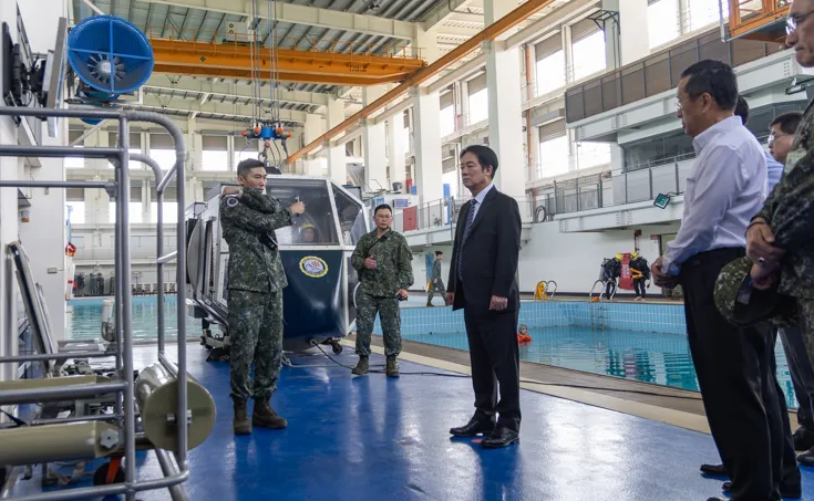 總統賴清德17日視導「飛訓部國軍空勤人員求生訓練中心」。（圖／總統府提供）