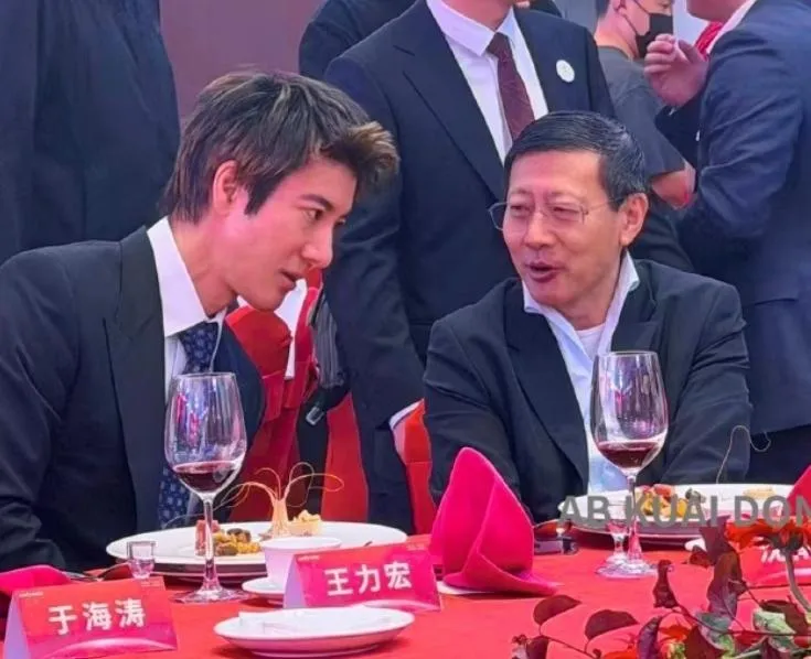 王力宏(左)現身宇樹科技上市宴會,與紅杉資本沈南鵬(右)熱聊。(圖/翻攝新浪微博)