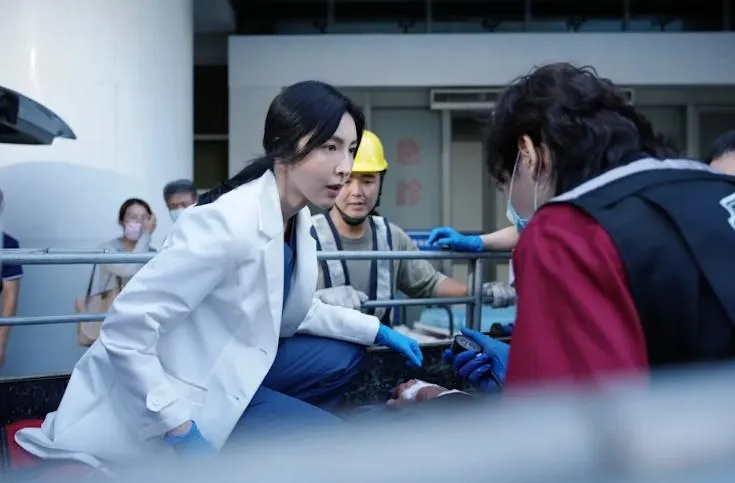 演員楊謹華在《急診室的奇蹟》詮釋急診室醫生。（圖／Netflix提供）