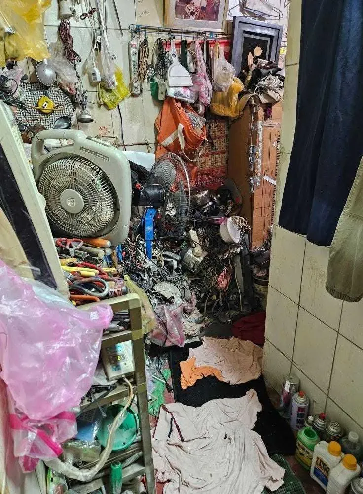 花花二房東以修理物品為業,時常去各地撿拾廢品回家堆放,雜物一路從客廳蔓延到門口,讓住戶幾乎無處下腳。(圖/ctwant)