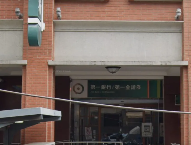 一銀宜蘭分行才傳出警方帶走4女1男行員回去調查，如今又爆出大稻埕分行也遭同步搜索。（圖／翻攝自Google maps）