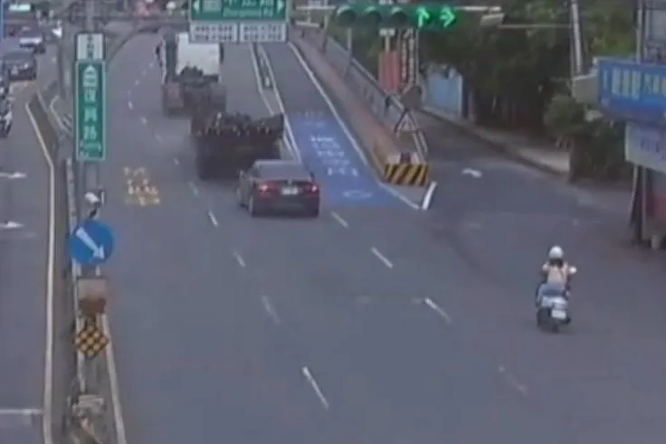 行駛到一半聯結車後方拖車板突然與車頭分離。（圖／警方提供）