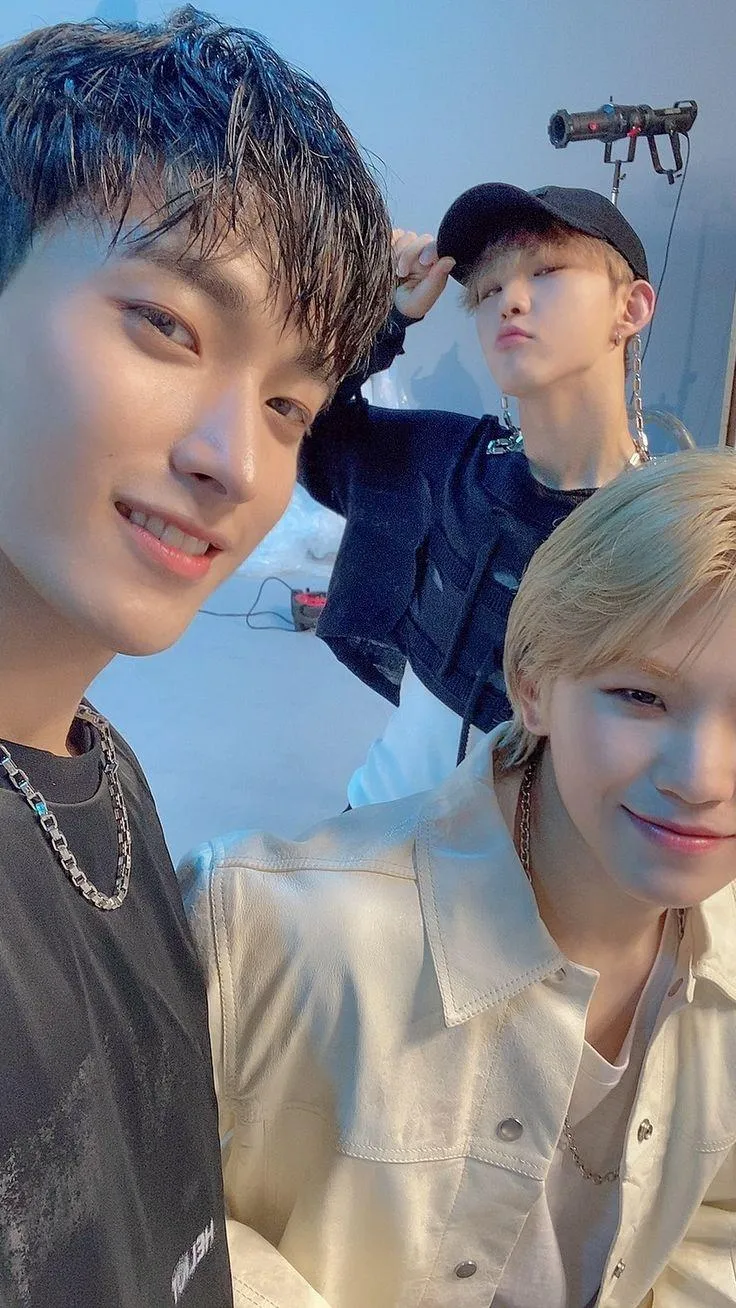 SEVENTEEN成員們感情都超級好，DK（左）這回現身大銀幕爆料HOSHI、WOOZI「真面目」。（圖／翻攝自網路）