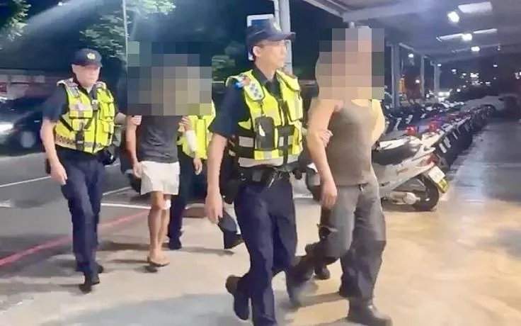 2人遭警方帶回派出所偵訊。(圖/翻攝畫面)