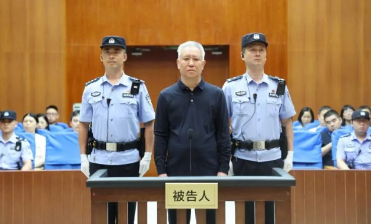 許家印一頭白髮現身法庭，與昔日判若兩人。（圖／翻攝新浪微博）