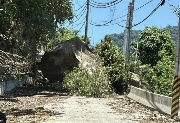 嘉義縣大埔鄉14日早上發生地震,導致落石擋住大埔鄉和平村轄內的133鄉道。(圖/中天新聞)