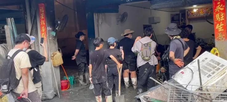 童仲彥直擊八炯在災區大陣仗拍片作秀。(圖/翻攝自童仲彥臉書影片)