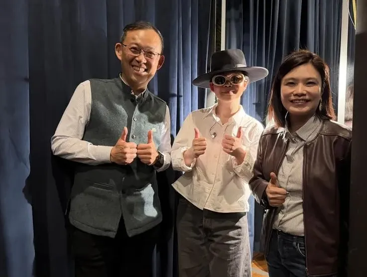 台灣創作歌手壞特（中）在印度的演出大獲好評，駐印度代表陳牧民（左）認為，用這樣的方式將台灣的音樂、軟實力介紹給印度的聽眾和觀眾，讓他們更了解台灣、對台灣有興趣，是一個很好的文化交流方式。（圖／中央社）