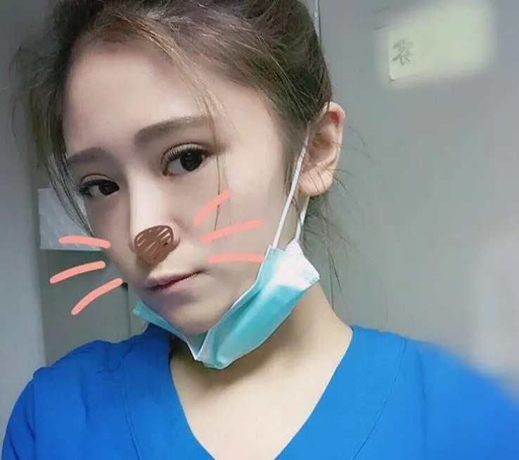 「護理女神」謝侑芯遭疑「嗑藥、當伴遊」，Chris強烈反駁，稱這些都是毫無根據的惡意臆測，並表示家屬已經聘請法律顧問處理相關事宜。（圖／翻攝自irisirisss900 IG）