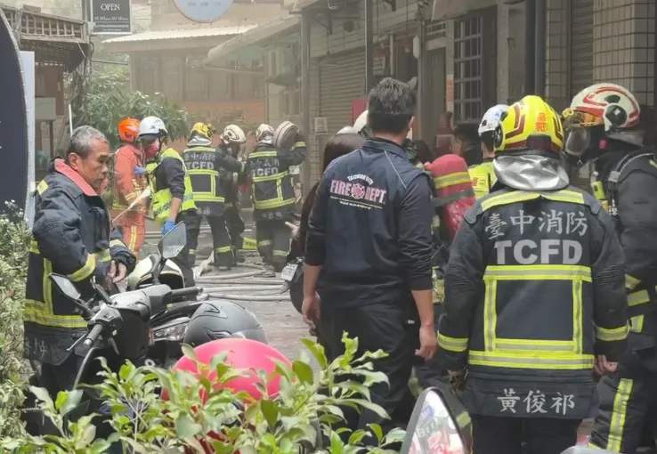 消防單位獲報派出18車33人馳援。（圖／中天新聞）