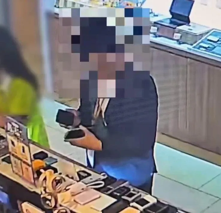 北市中正區發生一起手機磁吸偷竊手法案件。男子在店家假借試用，利用手機背面的磁吸功能，將2顆總價3780元的行動電源連同手機塞入口袋，未結帳即離去。警方獲報後已循線將其查緝到案。（圖／警方提供）
