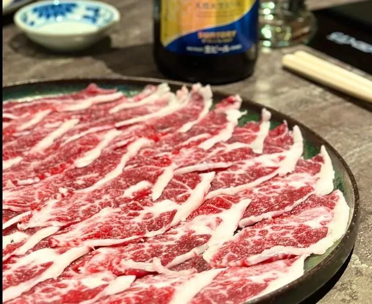 被譽為「台北溫體牛天花板」的牛琅溫體牛火鍋遭網友爆料。(圖/翻攝自臉書)