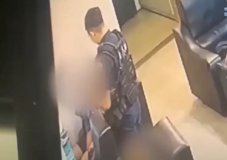 警方於5月30日凌晨在嘉義西區一家網咖找到失聯4天的梁男。（圖／中天新聞）