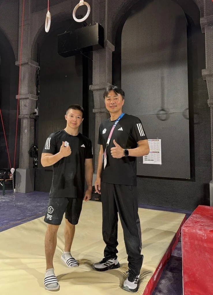 在法國舉行的2025巴黎體操世界盃挑戰賽，台灣男子吊環好手林冠儀（左）13日在資格賽以排名第3晉級決賽，教練鄭焜杰（右）滿意愛徒展現出穩定度。（圖／鄭焜杰提供）