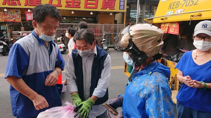 加強破袋稽查，落實垃圾分類。（圖／高雄市環保局）