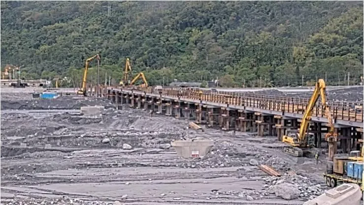 施工團隊日夜搶修，盼早日重建完成馬太鞍溪橋。（圖／公路局東區養護工程分局提供）