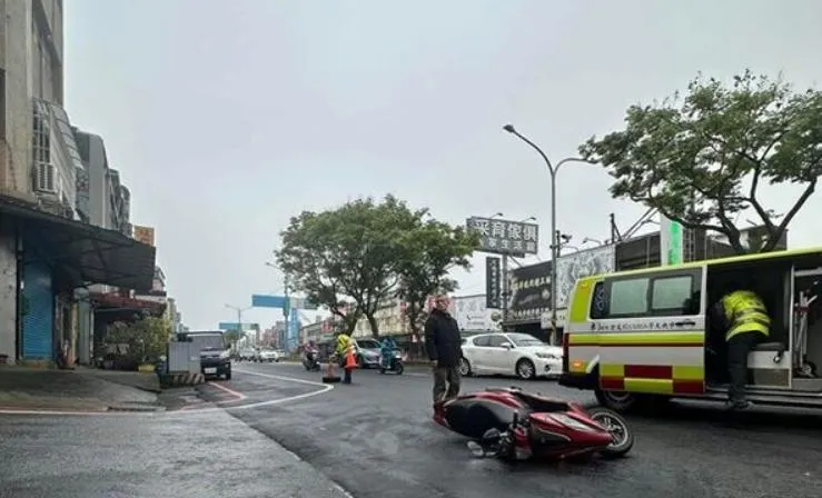 多名騎士因路面油漬摔車。（圖／翻攝畫面）