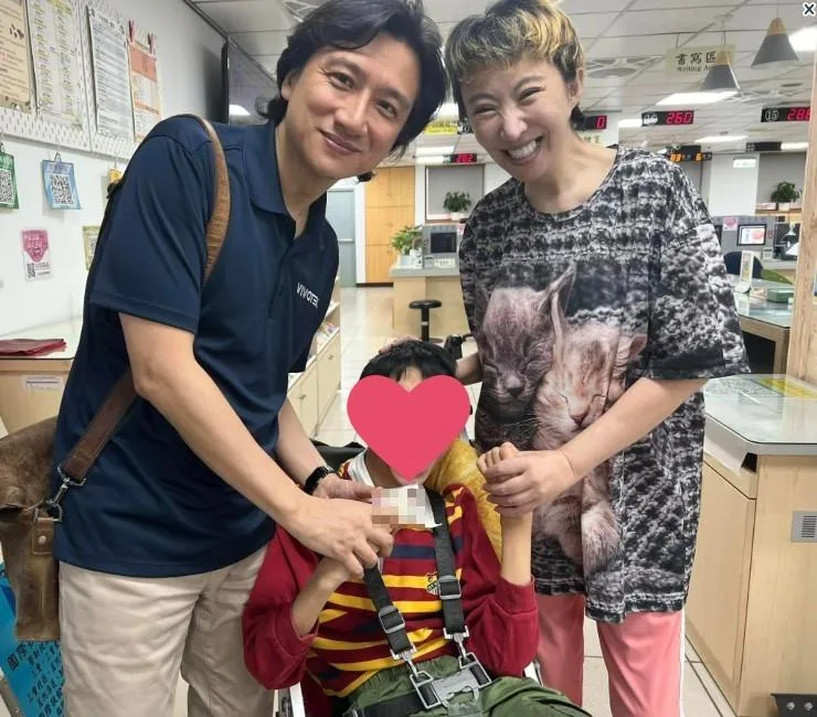 李宇柔兒子（中）28日於睡夢中過世。（圖／翻攝自李宇柔臉書）